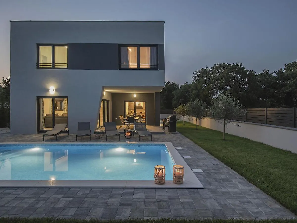 Modern Villa With Heated Pool Pula
