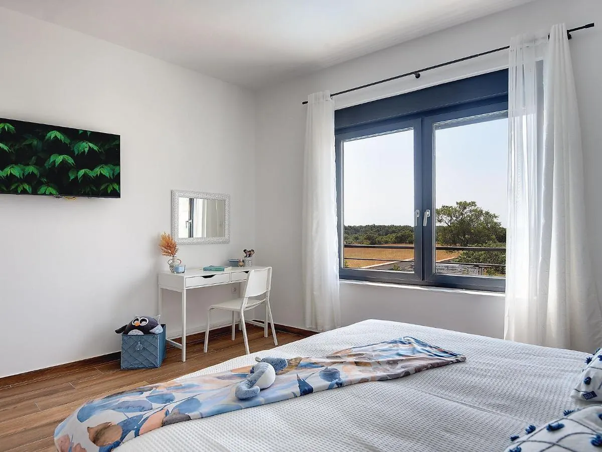 Modern Villa With Heated Pool Pula